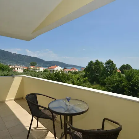 Iris Maisonettes And Apartment *