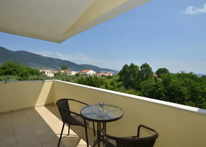 Iris Maisonettes And Apartment *