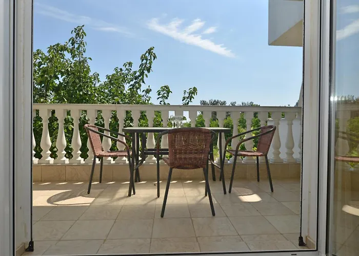 Iris Maisonettes And Apartment *