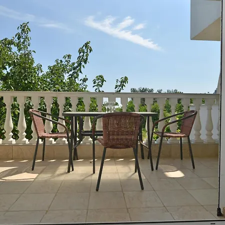 Iris Maisonettes And Apartman *